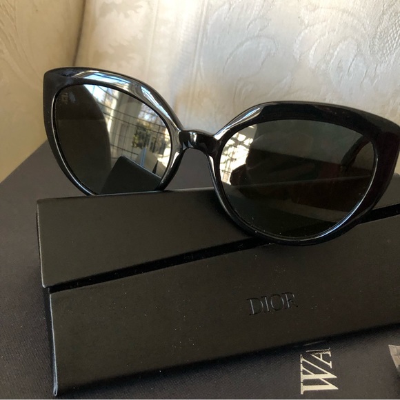 NEW IN BOX Dior DDiorF sunglasses in black colour with gold CD letters - Picture 6 of 12